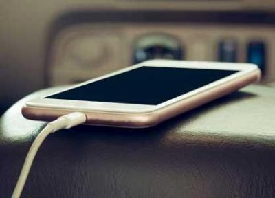 چرا نباید تلفن همراه را در ماشین به شارژ بزنیم؟ چرا نباید تلفن همراه را در ماشین به شارژ بزنیم؟